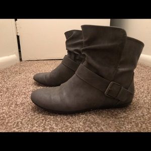 8.5 Gray boots with buckle
